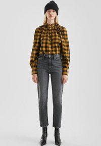 Короткие джинсы