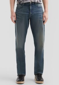 Прямые джинсы