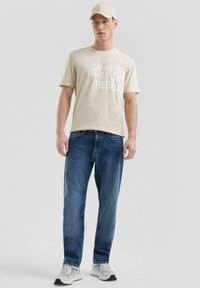 Прямые джинсы