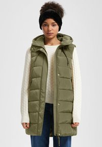 Длинный жилет