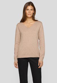 Пуловер с вырезом V