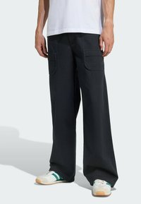 Брюки с накладными карманами