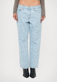 Свободные джинсы