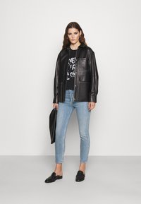 Короткие джинсы