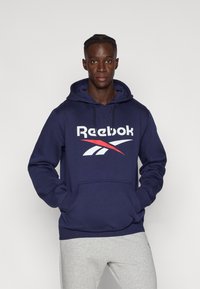 Спортивная кофта