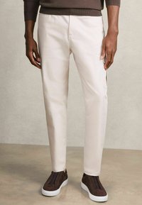 Брюки с накладными карманами Брюки с накладными карманами