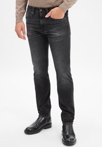 Узкие джинсы