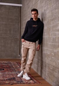 Брюки с накладными карманами Брюки с накладными карманами