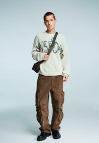 Брюки с накладными карманами