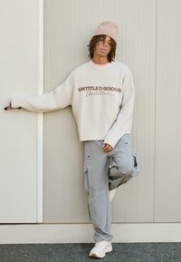 Брюки с накладными карманами