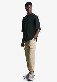 Брюки с накладными карманами