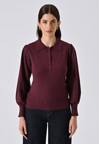 Пуловер с воротником поло