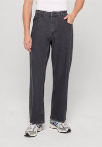 Прямые джинсы