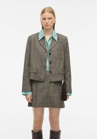 Блейзер с накладными карманами