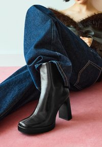 Полусапожки на высоком каблуке