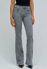 Клешеные брюки