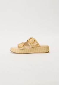 Босоножки на танкетке