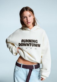 Пуловер с капюшоном Пуловер с капюшоном