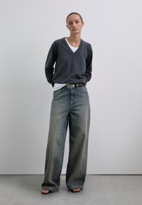 Пуловер с вырезом V