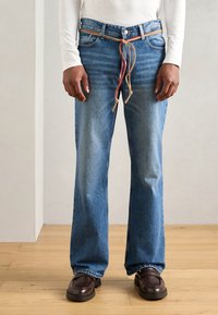 Клешеные джинсы