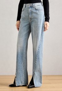 Прямые джинсы