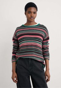 Пуловер в полоску