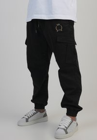 Брюки с накладными карманами