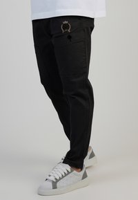 Брюки с накладными карманами