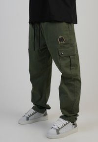 Брюки с накладными карманами