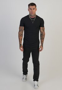 Прямые джинсы Прямые джинсы