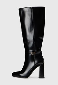 Высокие сапоги