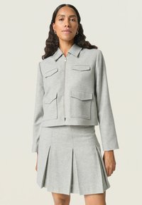 Блейзер с накладными карманами