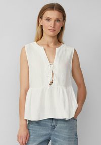 Блузка без рукавов