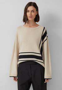 Пуловер в полоску