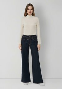 Клешеные джинсы