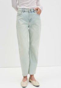 Короткие джинсы