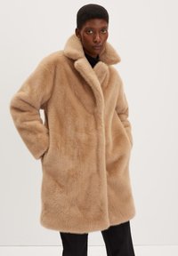 Короткое пальто