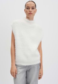 Пуловер без рукавов