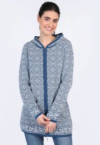 Длинный жилет