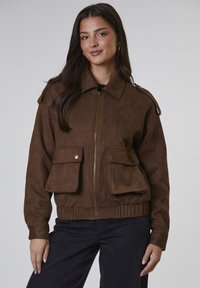 Куртка с накладнымит карманами