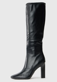 Высокие сапоги