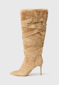 Высокие сапоги