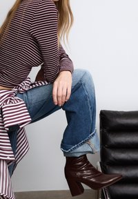 Полусапожки на высоком каблуке