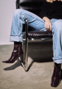 Полусапожки на высоком каблуке