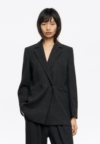 Короткое пальто