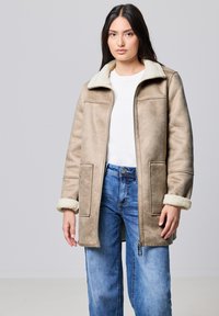 Пальто из искусственной кожи