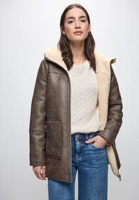 Пальто из искусственной кожи