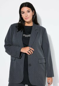 Короткое пальто