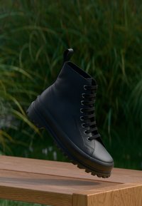 Ботинки на шнуровке