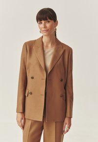 Короткое пальто